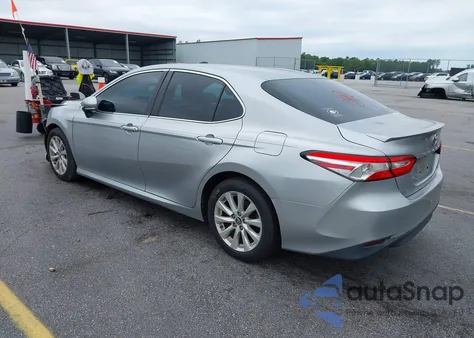 2018 Toyota Camry Le z USA, uszkodzony, nr VIN 4T1B11HK7JU058646